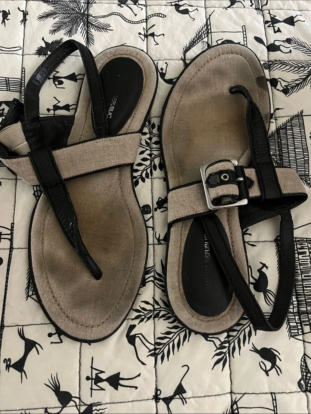 Women's Thong Buckle Sandals - Beige and Black-Leather&Linen